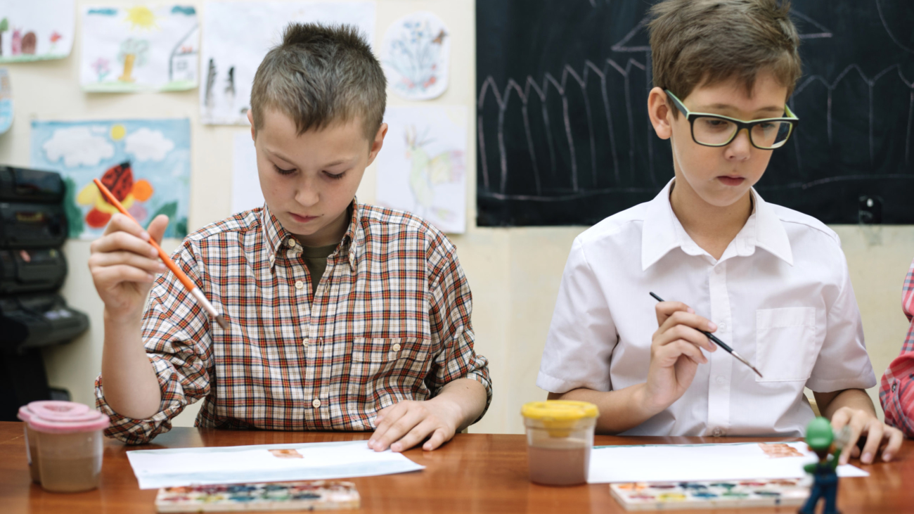 schoolboys-drawing-in-classroom